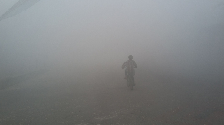 Anak-anak main sepeda di tengah selimut kabut asap (dokpri)
