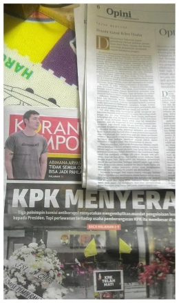Tajuk rencana Kompas dan berita tentang KPK di Koran Tempo (foto Oleh Joko Dwiatmoko)