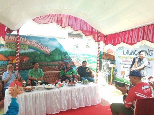 Launching Taman ABG Cerdas oleh Bupati Bantaeng (kanan).