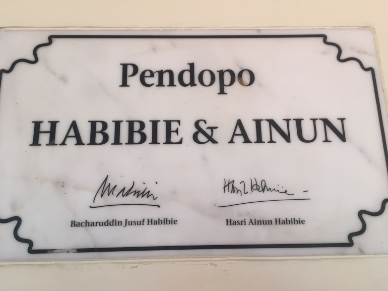 Tanda tangan Habibie dan Ainun di pendopo cinta (dok asita)