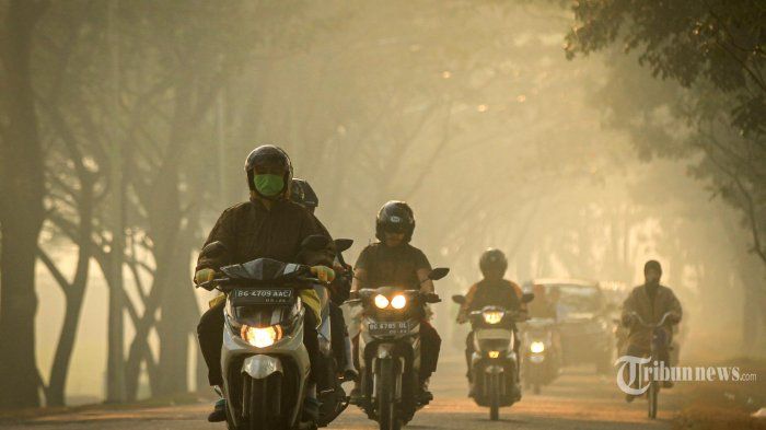 Sejumlah kendaraan melintasi jalan yang berselimut kabut asap di Kawasan Plaju, Palembang, Kamis (12/9/2019). Kualitas udara di Kota Palembang semakin memburuk diakibatkan kebakaran hutan dan lahan. (TRIBUNSUMSEL/Abriansyah Liberto)