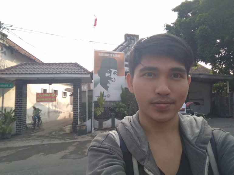 Depan pintu gerbang Kampung kelahiran Bung Karno. Sumber: penulis