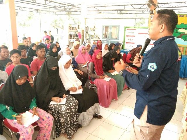 Ketua FABT (kanan) membimbing anak Desa Bonto Jai memahami klaster tugas forum anak. (15/09/19) - Dokpri