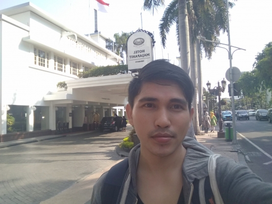 Penulis di depan Hotel Majapahit (Hotel Yamato). Sumber: penulis.