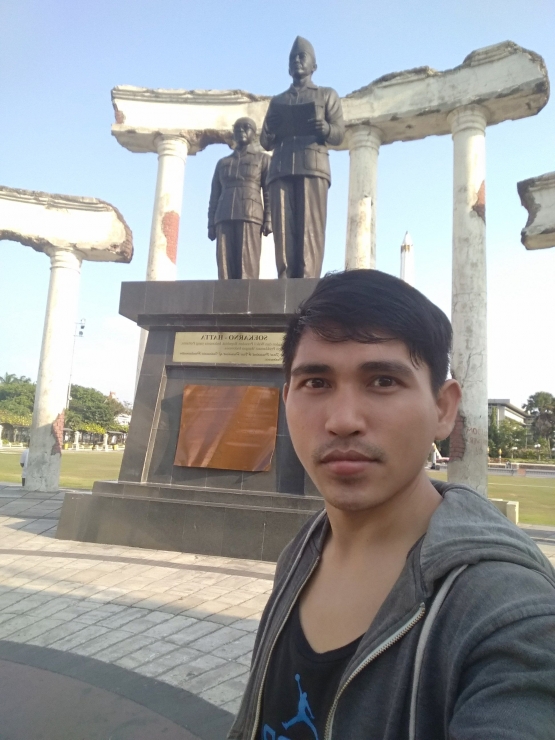 Penulis di depan Monumen Proklamasi. Sumber: penulis.