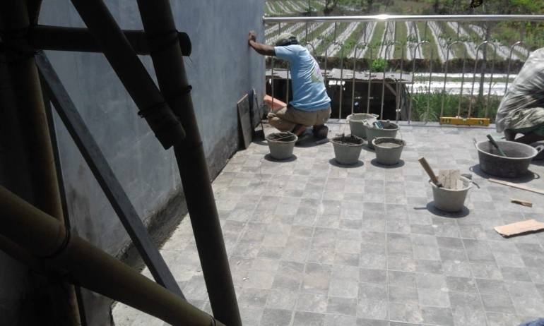 Dokpri-motif batu warna hitam sesudah dipasang di balkon.