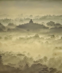 Deskripsi : Pemandangan Borobudur dari Puthuk Setumbu I Sumber Foto : merdeka.com