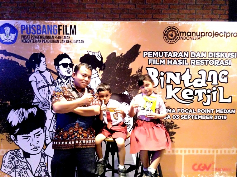 Kerana film restorasi Bintang Ketjil sangat cocok untuk anak-anak, maka saya membawa anak-anak untuk menonton film sarat pesan moral ini, sehingga anak-anak kita tidak kehilangan identitas bangsa Indonesia yang besar dan tak terhitung. gambar: dokpri
