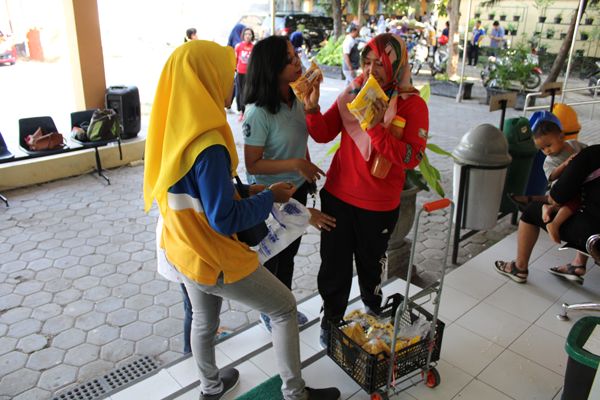 Ibu-ibu selepas senam membeli Sari Roti. Dok NIC