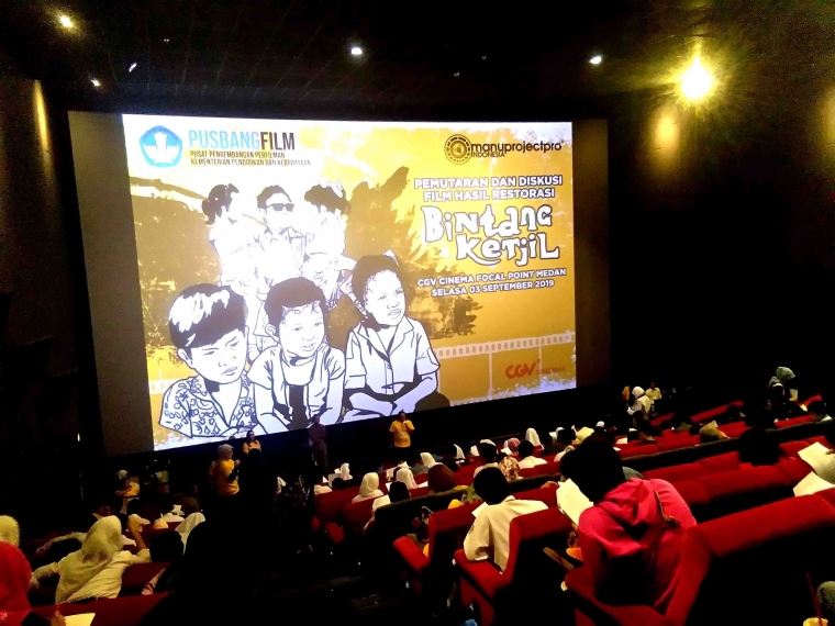 Sebelum acara nonton bareng dimulai, acara diawali dengan pemberian ulos kepada para tamu undangan, diantaranya: Dr. Maman Wijaya, Kepala Pusbangfilm Kemendikbud, Pemeran Bung Nana, Nana Awaluddin dan banyak lagi. gambar: dokpri