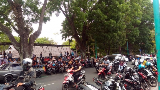 Penonton dari Berbagai Kalangan Memadati RuasJalan Kartini (Dokumentasi Pribadi,2019)