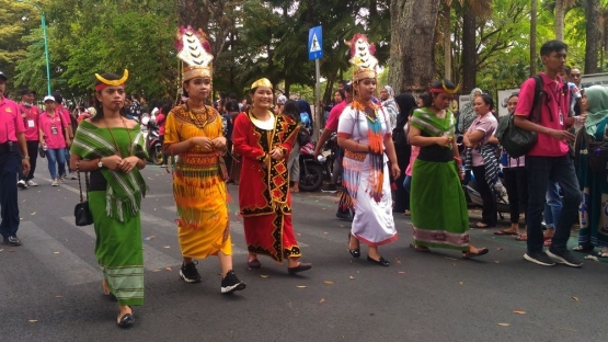 Barisan nona berpakaian adat : Timor, Sulawesi, Nias (Dokumentasi Pribadi, 2019)