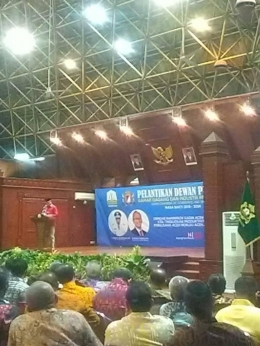 Wakil Ketua Umum Kadin Indonesia Muhammad Lutfi Menyerahkan Pataka kepada Ketua Umum Kadin Aceh Makmur Budiman (Dokpri)