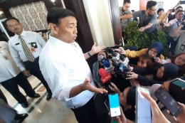 Menkopolhukam Wiranto menghadapi wartawan | Foto Kompas