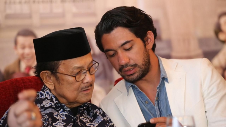 Reza Rahadian dan BJ Habiibie. Sumber Foto : hot.liputan6.com