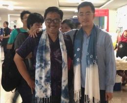 Penulis bersama Dennis Adhiswara yang memakai baju buatan Vira Couplewear dan scraf Bu Mira, keduanya pelaku UKM Surabaya. Foto: Diah arfianti