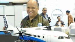 Ilham Habibie dan mock up pesawat R80. Sumber Foto: tribunnews.com