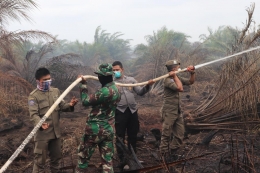 Anggota tim Satgas Karhutla memadamkan kebakaran lahan | Dokumen Pribadi