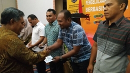 Pembagian aplikasi Sipades kepada Pemda se Provinsi oleh Kadis DPMD Maluku Utara, Drs. H. Syamsuddin Banyo, M.Si