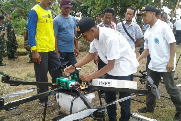 Drone pertama karya TMGAC saat diuji coba dilahan sawah desa Plumbungan kec Karang Malang Jateng 14-01-2018 lalu(sumber:kompas.com)
