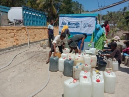 Pembagian air bersih gratis untuk warga pedalaman NTT | dokpri