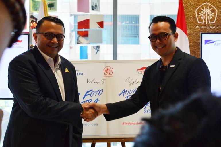 Ketua Umum Perhimpunan Hubungan Masyarakat Indonesia (Perhumas) Agung Laksamana (kiri) bersama Head of Corporate Communications Astra Boy Kelana Soebroto (kanan) pada acara Kick-Off & press conference Lomba Foto Astra -- Anugerah Pewarta Astra 2019 di Jakarta. Dok Perhumas