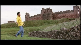 Rahul Khana berlatar Eilean Donan Castle (sumber: liputan6.com)