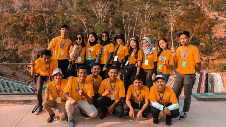 Gambar: Kawan- kawan dari divisi usher. Berfoto bersama sebelum mulai bertugas, saat golden hour | dokpri