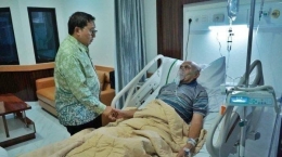 Wakil ketua DPR Fadli Zon menjenguk Kivlan Zen yang sedang sakit (aceh.tribunnews.com)