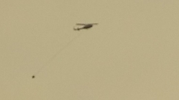 Helikopter yang memadamkan api beberapa waktu lalu, terlihat  dari kejauhan dan di jarak pandang yang terbatas. Foto dok: Petrus Kanisius