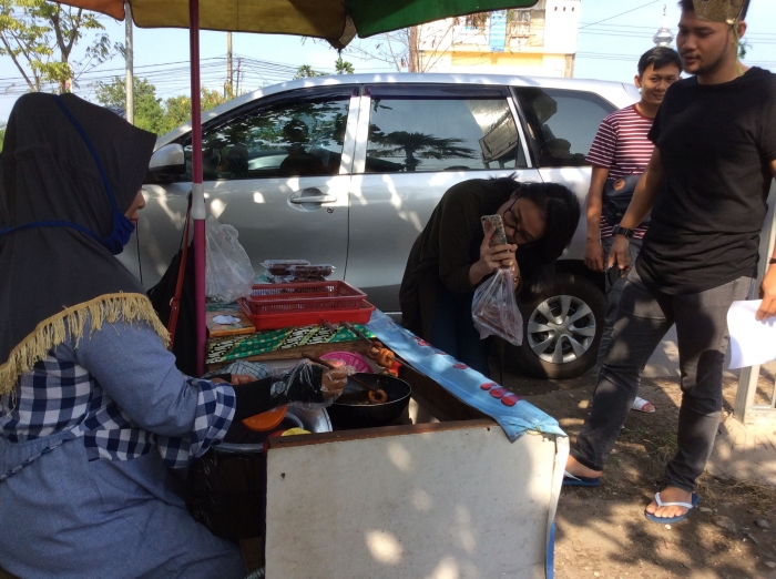 Mengabadikan Wadai Cincin di Jalanan Banjarmasin (dokpri)