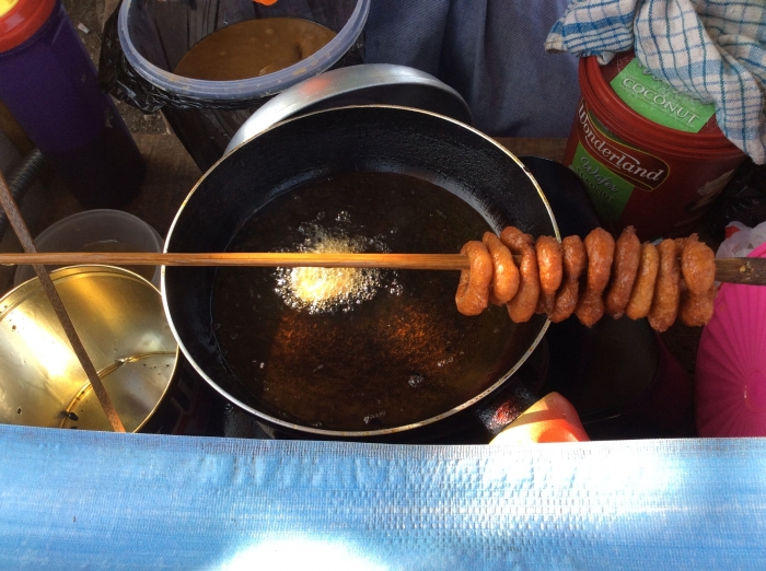 Proses menggoreng dan meniriskan sekaligus (dokpri)