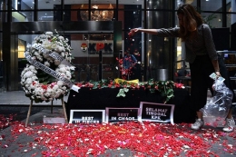 Penggiat antikorupsi melakukan aksi tabur bunga di atas keranda yang menjadi simbol kematian KPK. Foto: Antara