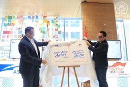 Ketua Umum Perhimpunan Hubungan Masyarakat Indonesia (Perhumas) Agung Laksamana (kiri) bersama Head of Corporate Communications Astra Boy Kelana Soebroto (kanan) pada acara kick off Lomba Foto Astra -- Anugerah Pewarta Astra 2019 di Jakarta. Dok Perhumas