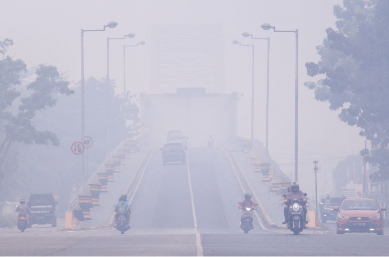 Kabut Asap di Kalteng sangat pekat. Pemandangan di Jembatan Kahayan Palangkaraya (foto : beritatagar.id)