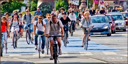 Para pesepeda di jalanan Kopenhagen Denmark (doc.City Clock Mag./ed.Wahyuni)