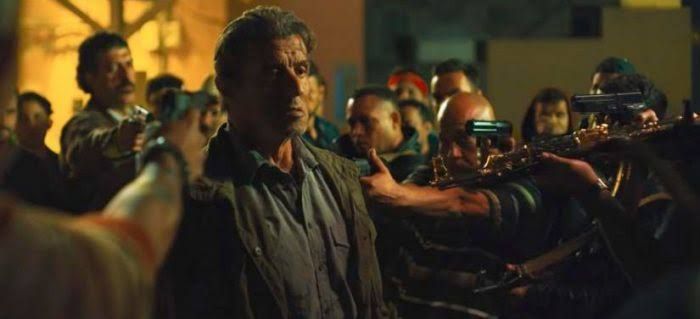 Rambo dikepung musuh-musuhnya (sumber:slashfilm.com)