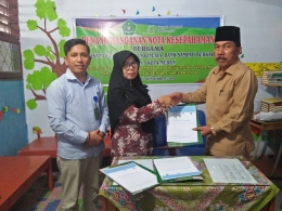 Anwar Suhut Program Manager GNI Medan Belawan, Sayfyeni Direktur Bank Sampah Berkah dan Mualim, S.Ag. M.Pd Kepala Sekolah MIN 5 Kota Medan berfoto.