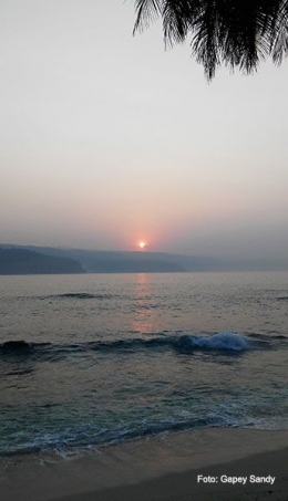 Dari pantai Pulau Pisang menatap matahari terbit. (Foto: Gapey Sandy) 
