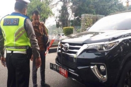 Mobil pelat merahToyota Fortuner milik salah satu anggota dewan Sumbar terjaring razia Operasi Patuh di Pekanbaru, Riau pada 3/9/2019 karena memakai plat hitam. Gambar : sindonews.com