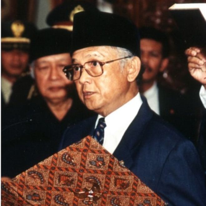 BJ Habibie mengucapkan sumpah saat menjadi Presiden RI ke-3 menggantikan Soeharto di Istana Merdeka, Jakarta, 21 Mei 1998.