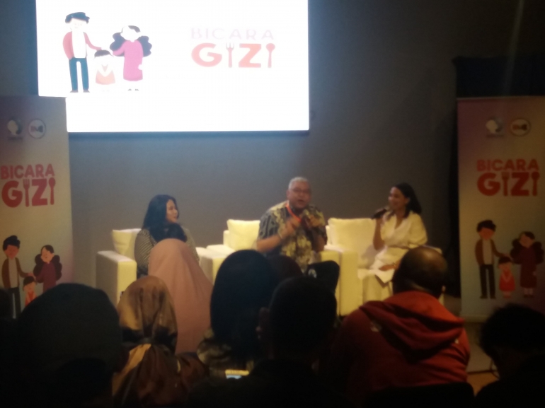 Suasana 'Bicara Gizi -- Menghadapi Kehamilan Risiko Tinggi' di HeArt Space, Kuningan City Mall, Jakarta Selatan, 17/9-2019. Putu Andani, MPsi (kiri) dan Dr dr Ali Sungkar SpOG(K) (tengah). (Kompasiana/Syaiful W. Harahap)