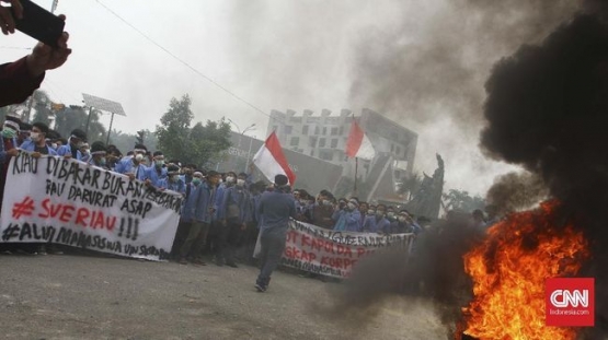 Mahasiswa UIN SUSKA Riau menggelar aksi unjuk rasa dan bakar ban di depan kantor Gubernur Riau, Senin (16/09/2019). www.ccnindonesia.com