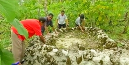 Warga membersihkan makam (dokpri)