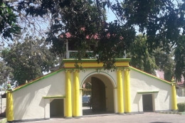 Bagian gerbang juga bercat kuning (dokpri)