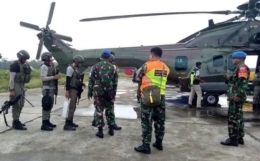 Personel Brimob tengah bersiap menaiki Helikopter Caracal milik TNI AU untuk melakukan pencarian di wilayah Distrik Jila, Kamis (19/9/2019) (Kompas.com | IRSUL PANCA ADITRA))