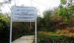 Salah satu contoh Plang Aset milik PT KAI yang berada di Wonogiri dan sudah banyak pemukiman. (Source: menggapaiangkasa.com)