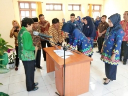 Pelantikan DPC PAI Bantaeng. | DokpriSri Dewi Yanti menanda tangani Berita Acara Pelantikan DPC PAI Bantaeng (19/09/19) | dokpri