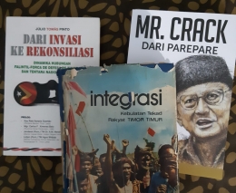 (Ilustri beberapa buku yang mengulas Timor Leste di perpusrakaan pribadi penulis, foto pribadi)