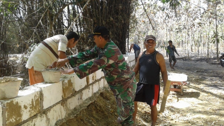 Bati Wanwil Koramil Kayen bantu warga tinggikan talut atau tanggul sungai | Dokumentasi pribadi